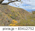紅葉した山々と晴れた秋空 83412752