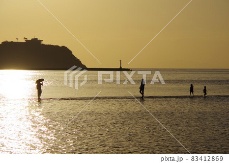 兵庫県淡路島　夕陽の沈む多賀の浜海水浴場 83412869