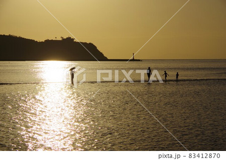 兵庫県淡路島　夕陽の沈む多賀の浜海水浴場 83412870