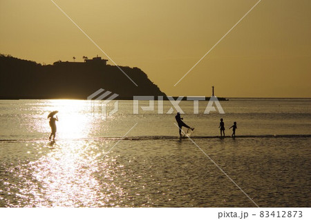 兵庫県淡路島　夕陽の沈む多賀の浜海水浴場 83412873