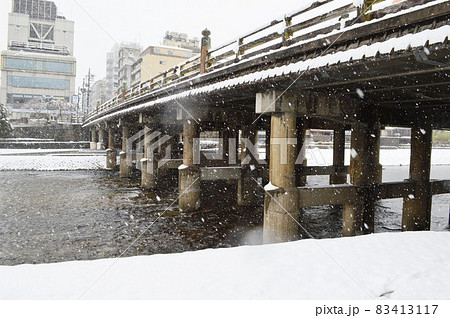 1月の朝、雪舞う京都鴨川に架かる三条大橋 1月の朝、雪舞う京都鴨川に架かる三条大橋 83413117