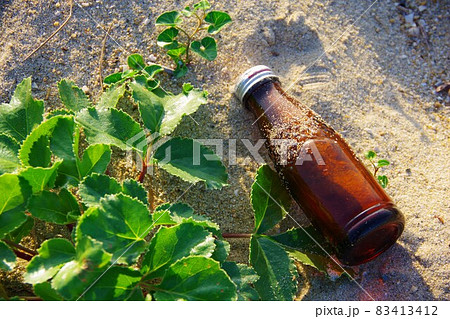 砂浜に打ち寄せられた瓶 83413412