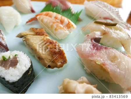 色鮮やかなお寿司 祝いの席にて 色鮮やかなお寿司 祝いの席にて 83413569