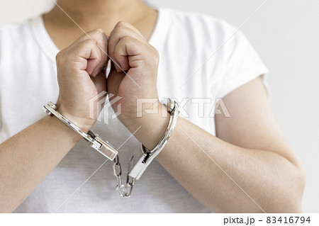 手錠をつけている女性（30代、日本人、顔無し）。逮捕のイメージ 83416794