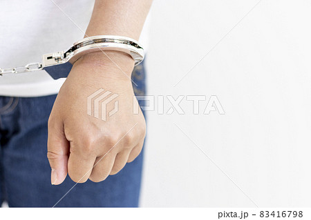 手錠をつけている女性（30代、日本人、顔無し）。逮捕のイメージ 83416798