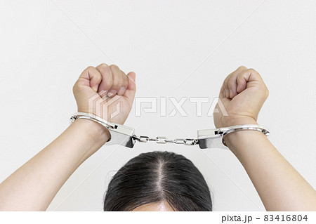 手錠をつけている女性（30代、日本人、顔無し）。逮捕のイメージ 83416804