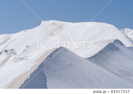 春の雪山 稜線 春の雪山 稜線 83417337