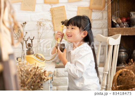 骨董品の電話で遊ぶ女の子 骨董品の電話で遊ぶ女の子 83418475