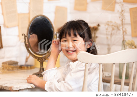 アンティークな鏡で遊ぶ女の子 83418477