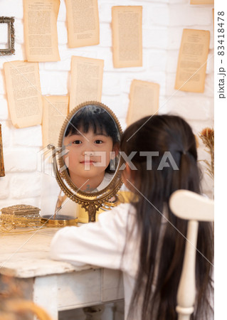 アンティークな鏡で遊ぶ女の子 83418478