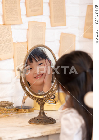 アンティークな鏡で遊ぶ女の子 83418479