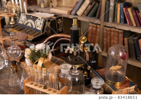 アンティーク部屋のテーブル アンティーク部屋のテーブル 83418651