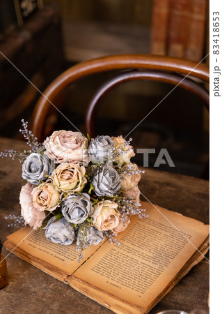 アンティーク部屋の花束 アンティーク部屋の花束 83418653