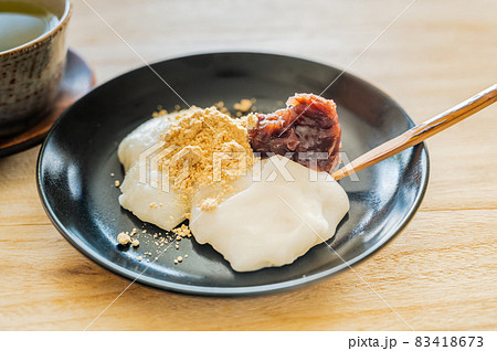 きな粉をのせ餡子を添えた氷餅 きな粉をのせ餡子を添えた氷餅 83418673