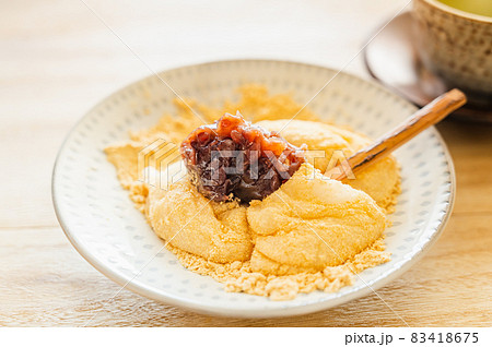 餡子をのせた氷餅で作ったきなこ餅 83418675