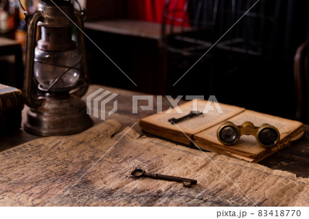 古い海図 オイルランプ 双眼鏡 鍵 冒険 古本 古い海図 オイルランプ 双眼鏡 鍵 冒険 古本 83418770