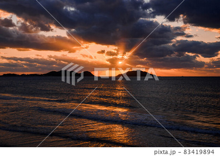 雲の狭間から微かに見える夕日の情景 雲の狭間から微かに見える夕日の情景 83419894