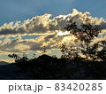 朝陽を飲み込む雲 83420285