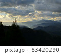 山の朝　朝日が昇る前 83420290