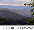 山の朝焼け　霞の風景 83420292