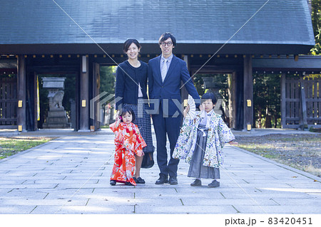 七五三を祝う家族 83420451