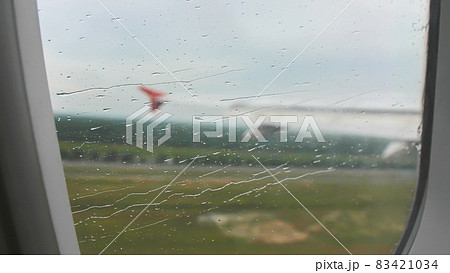 Take off the plane in bad rainy weather. Take off the plane in bad rainy weather. 83421034