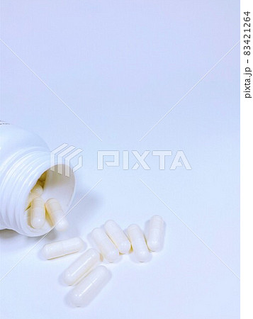 医療イメージ 薬 白い背景 縦位置 医療イメージ 薬 白い背景 縦位置 83421264