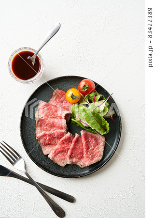 皿に盛り付けたローストビーフ 皿に盛り付けたローストビーフ 83422389