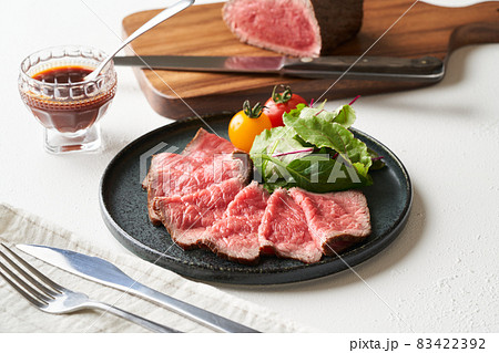 皿に盛り付けたローストビーフ 83422392