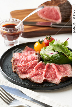 皿に盛り付けたローストビーフ 83422393