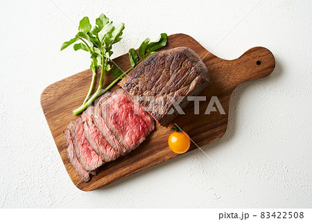 スライスしたローストビーフ 83422508