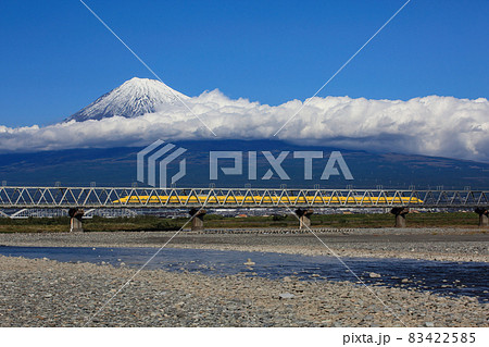 富士川を通過するドクターイエローと富士山（寄り） 83422585