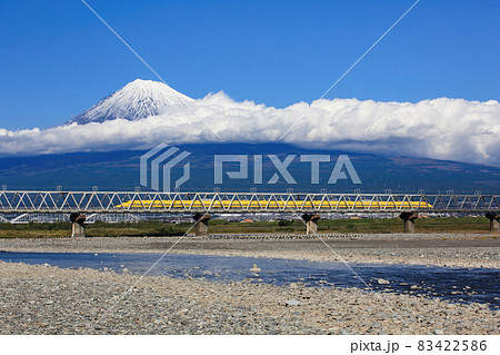 富士川を通過するドクターイエローと富士山(寄り) 富士川を通過するドクターイエローと富士山(寄り) 83422586