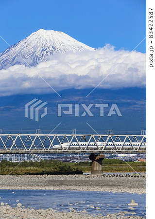 富士川を通過する新幹線と富士山（縦） 83422587