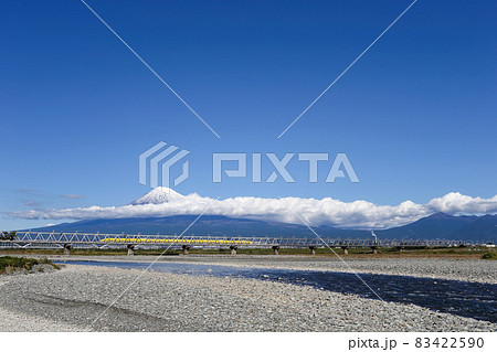 富士川を通過するドクターイエローと富士山(引き) 富士川を通過するドクターイエローと富士山(引き) 83422590