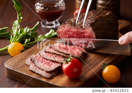 ローストビーフをスライスする ローストビーフをスライスする 83422623