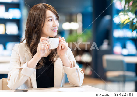 ビジネスマン　女性　カフェ　撮影協力：Creadisce（丸善雄松堂株式会社） 83422783