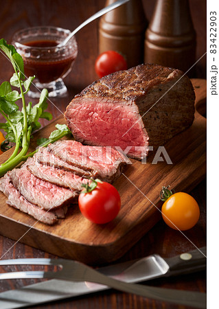 スライスしたローストビーフ 83422903