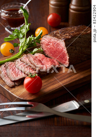 スライスしたローストビーフ 83422904