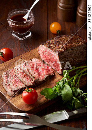 スライスしたローストビーフ スライスしたローストビーフ 83422906