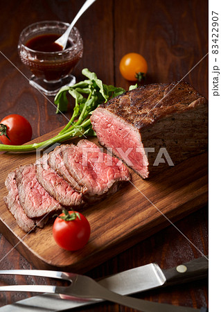 スライスしたローストビーフ 83422907