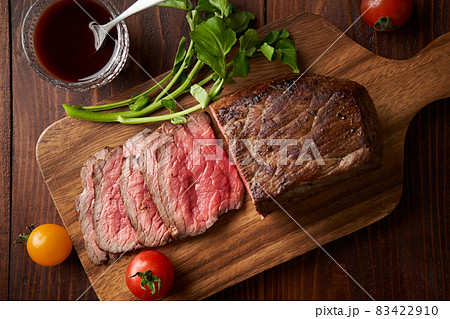 スライスしたローストビーフ 83422910