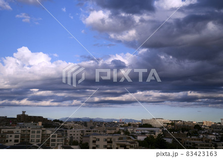 秋の雨の翌朝の空に残る雲と青空 83423163