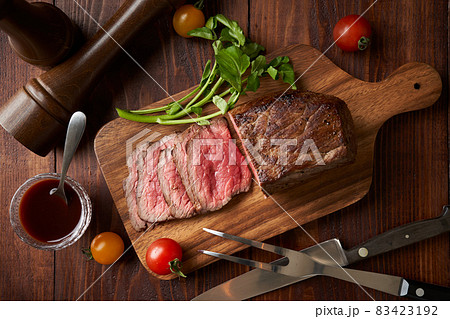 スライスしたローストビーフ 83423192