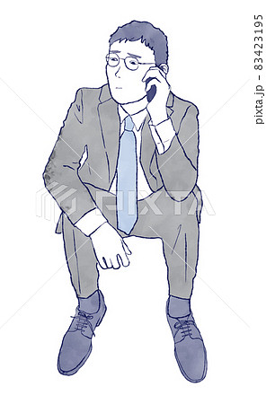 悲しい顔で電話するビジネスマンの手描きイラスト　男性　スマホ　座る　残念　連絡　メガネ　スーツ　水彩 83423195