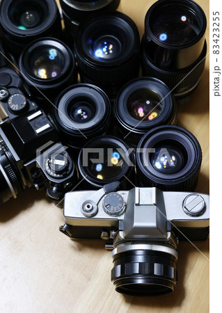 2台の一眼レフカメラとレンズ群 83423255
