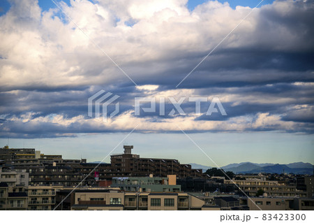 秋の雨の翌朝　晴れ空に残る雲 83423300