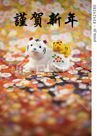 年賀状素材 可愛い寅の置物と和柄 ロゴ入り 年賀状素材 可愛い寅の置物と和柄 ロゴ入り 83424380