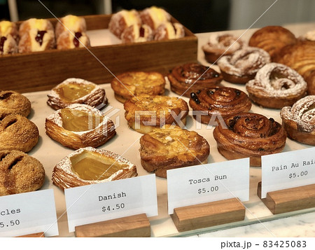 パン 外国のベーカリー ショーケースに並ぶパン パン 外国のベーカリー ショーケースに並ぶパン 83425083