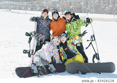 スキー場で遊ぶ大学生達 83426128